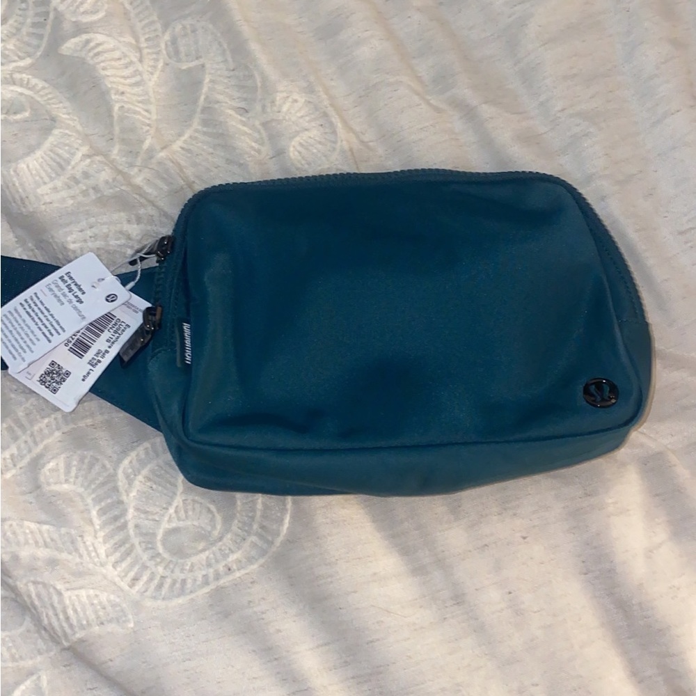 NWT lululemon everywhere belt bag large in green jasper.